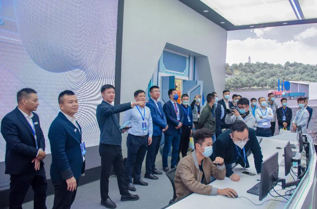 張治民董事長為東升實業(yè)導介紹公司EPCO業(yè)務模塊 張治民董事長為東升實業(yè)導介紹公司EPCO業(yè)務模塊