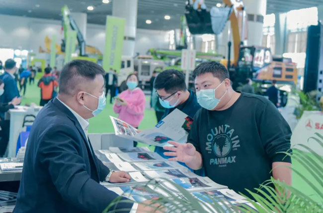 認真講解公司各項業(yè)務