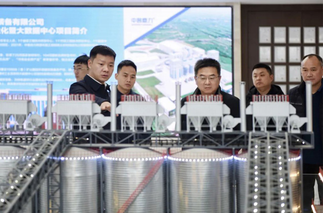 張治民董事長介紹多位一體循環(huán)建材產(chǎn)業(yè)園項目建設(shè)理念