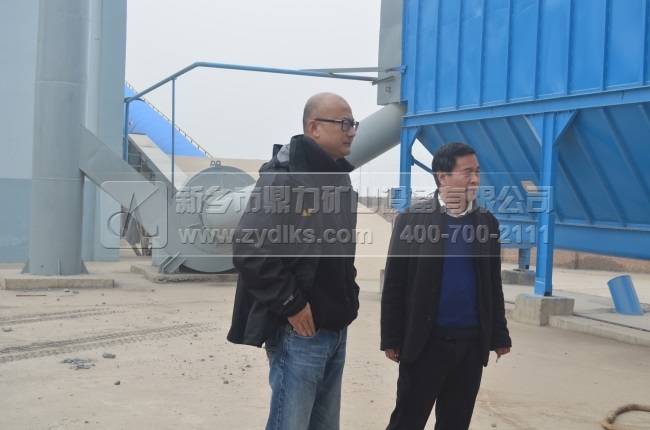 韓秘書長等人對設(shè)備的參觀