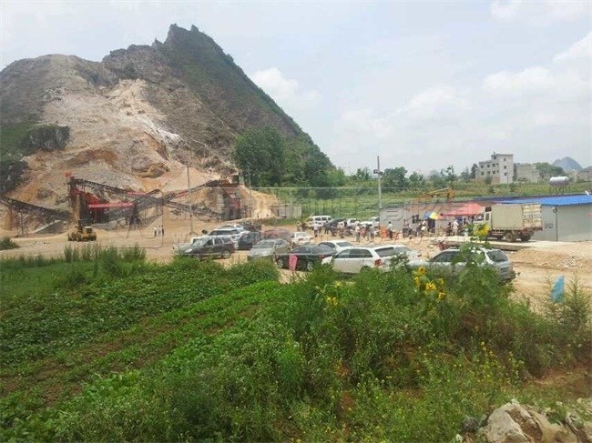 振動(dòng)篩對(duì)物料進(jìn)行篩分分級(jí)