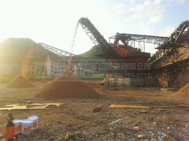 雙轉(zhuǎn)子整形制砂機(jī)作業(yè)中