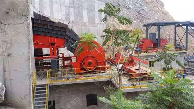 水泥廠石灰石破碎現(xiàn)場(chǎng)