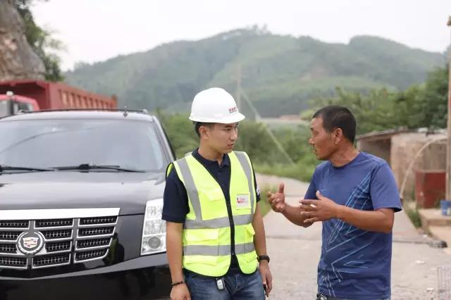 廣西服務(wù)銷(xiāo)售經(jīng)理張海波與華日礦業(yè)采石場(chǎng)王總溝通