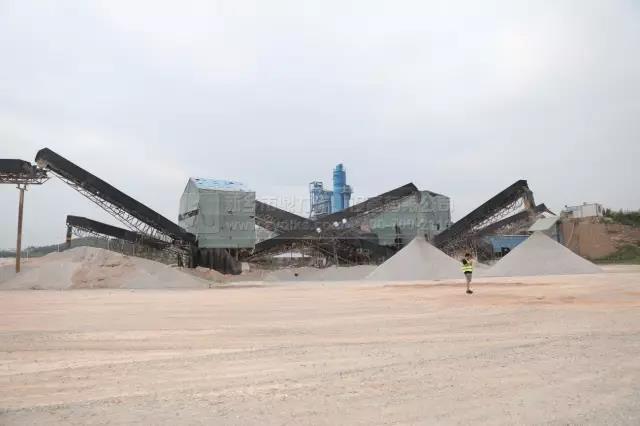 售后服務(wù)團(tuán)隊(duì)現(xiàn)場(chǎng)查看石料品質(zhì)