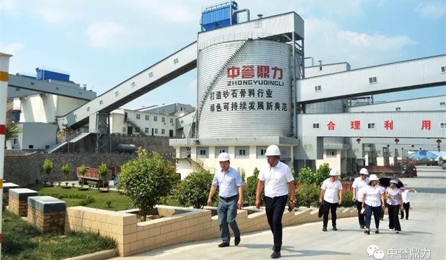 團(tuán)隊(duì)考察衛(wèi)輝生產(chǎn)線現(xiàn)場