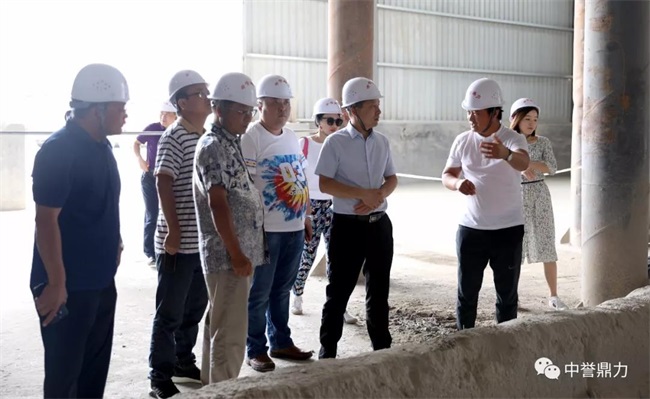 參觀衛(wèi)輝資源生產(chǎn)線進(jìn)料處