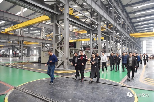 考察團(tuán)參觀智能化車間