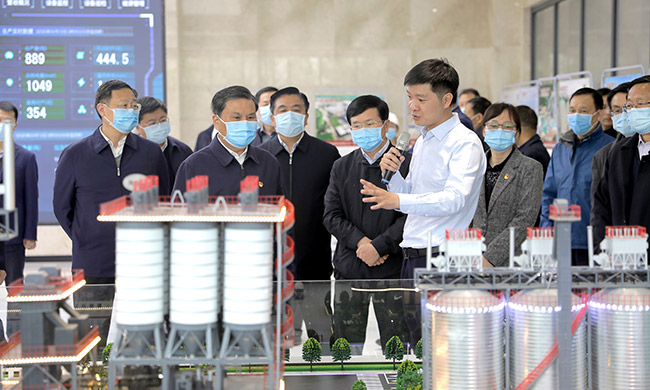 參觀中譽(yù)鼎力多位一體循環(huán)建材產(chǎn)業(yè)園沙盤