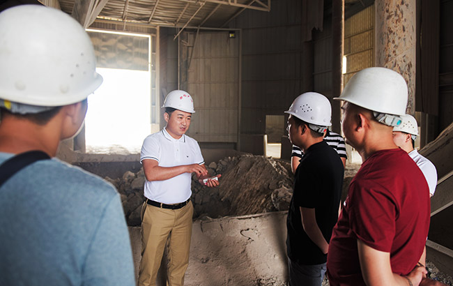 參觀原石卸料及頭破生產(chǎn)流程
